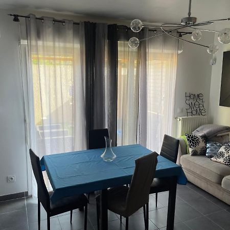 Chambre Agreable Avec Jacuzzi Marseille Bagian luar foto