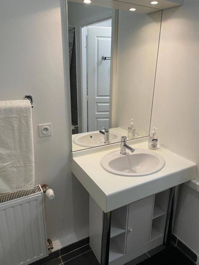 Chambre Agreable Avec Jacuzzi Marseille Bagian luar foto